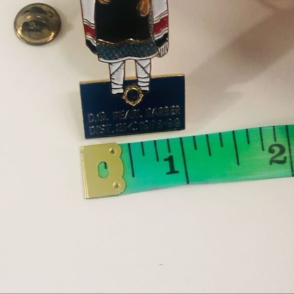pin large 2.5 inch 1999 Dg Pearl Barber lions club traditional dress - Picture 4 of 6